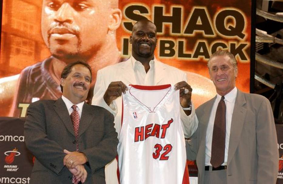 Nel 2004 Shaq passa agli Heat: qui  tra coach Stan Van Gundy e Pat Riley.
